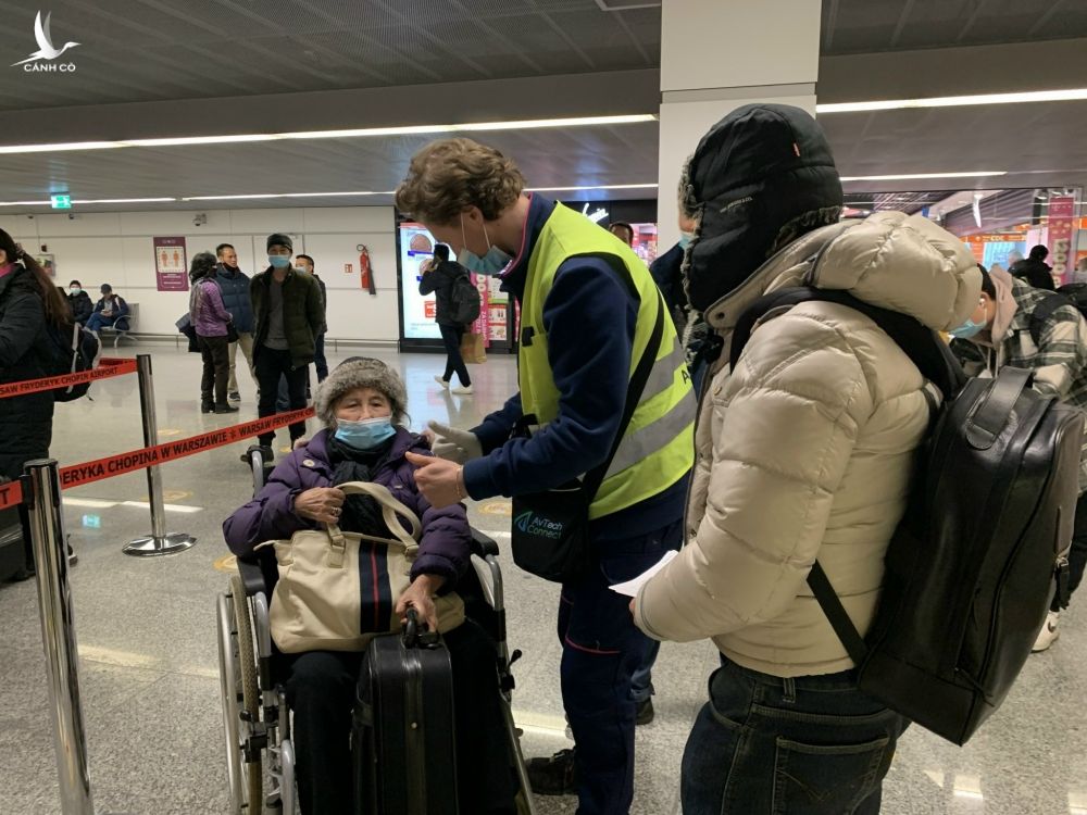 Những người Việt từ Ukraine sang Ba Lan lên máy bay trở về: Biết ơn Tổ quốc, đồng bào - ảnh 5