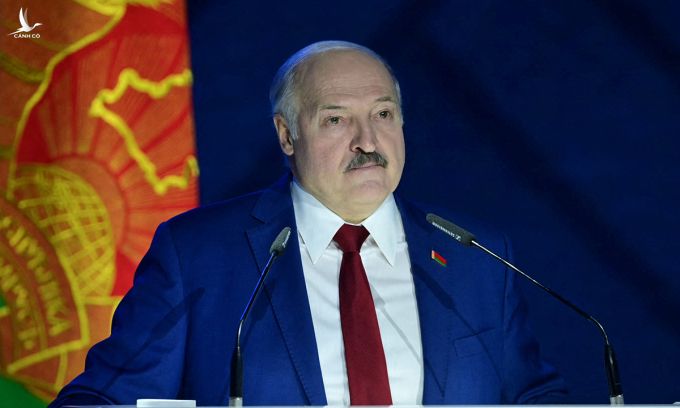 Tổng thống Belarus Alexander Lukashenko phát biểu trên truyền hình ngày 28/1. Ảnh: Reuters.
