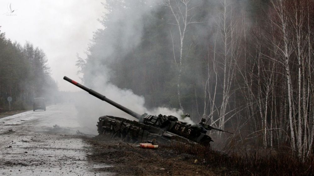 Một xe tăng bị phá hủy bên đường ở Lugansk, miền đông Ukraine, ngày 26/2. Ảnh: CNN.