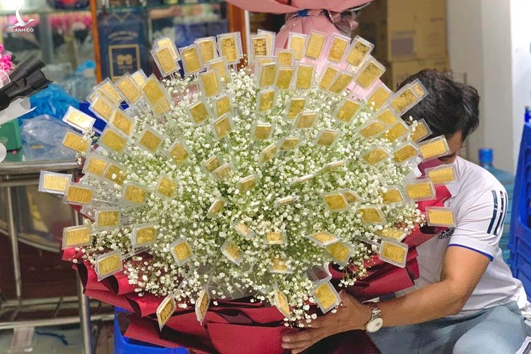 Đại gia Tây Đô đặt bó hoa đính 100 cây vàng 9999 tặng vợ ngày 8/3 - 3