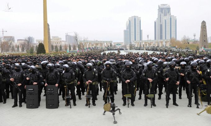 Binh sĩ tập trung tại thủ đô Grozny của Cộng hòa Chechnya hôm 25/2. Ảnh: Reuters.