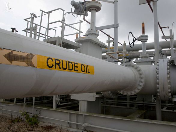 Giá dầu thế giới giảm mạnh, xuống dưới 100 USD/thùng - Ảnh 1.