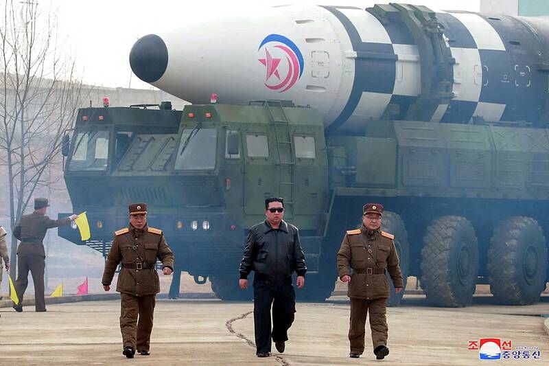 Lãnh đạo Triều Tiên Kim Jong-un (giữa) cạnh mẫu ICBM mới nhất được Triều Tiên phóng thử hôm 24/2. Ảnh: KCNA.