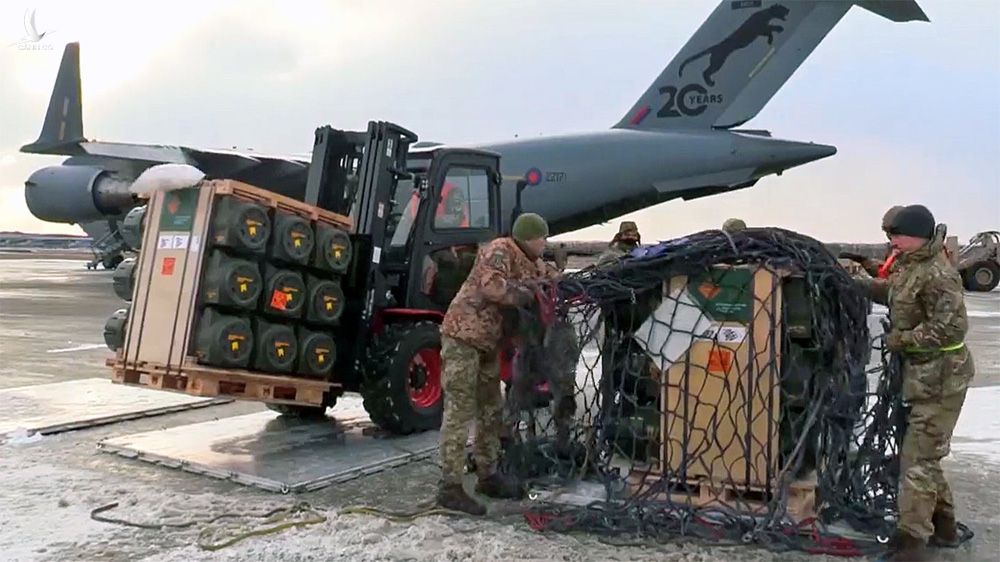 NÓNG: Từ sân bay bí mật ở Đông Âu, Mỹ-NATO giao vũ khí cho Ukraine dồn dập chưa từng thấy - Ảnh 2.