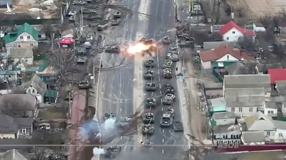 NÓNG: Chiến sự ác liệt ở Kiev - Hình ảnh đoàn xe tăng Nga bị pháo Ukraine dập tổn thất lớn - Ảnh 2.