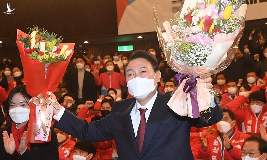 Ứng viên Yoon Suk-yeol nhận hoa tại trụ sở quốc hội ở Seoul sau khi được xác định là người chiến thắng trong cuộc bầu cử tổng thống Hàn Quốc. Ảnh: Yonhap
