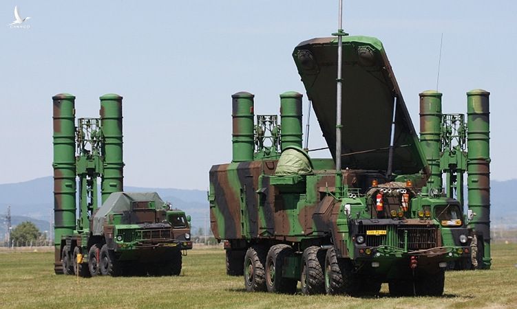 Radar dẫn bắn cùng xe chở đạn kiêm bệ phóng tên lửa S-300 Slovakia hồi năm 2009. Ảnh: Wikipedia.