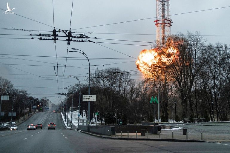 Tháp truyền hình Kiev trúng không kích, Nga tiến vào thành phố nam Ukraine - 1