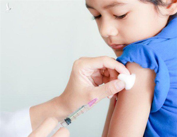 Trẻ dưới 12 tuổi từng là F0, có cần tiêm vaccine phòng COVID-19? - Ảnh 1.