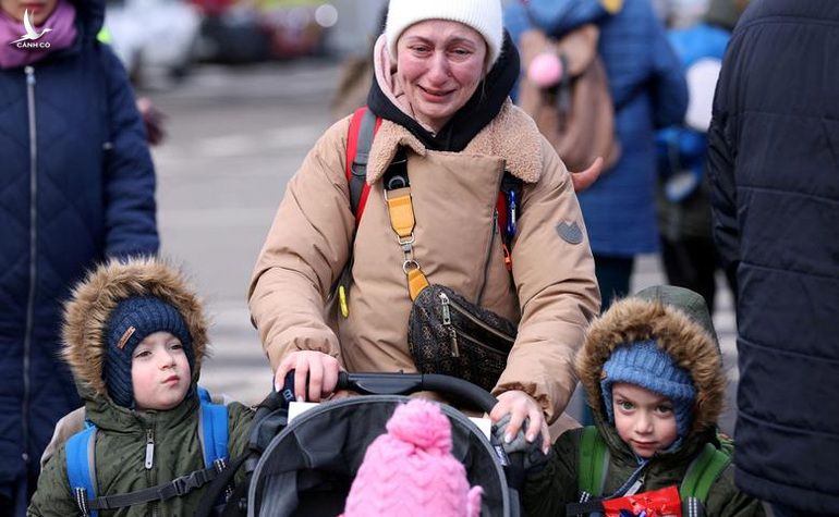 Cảnh tha hương của dân thường Ukraine giữa khói lửa chiến sự - 3
