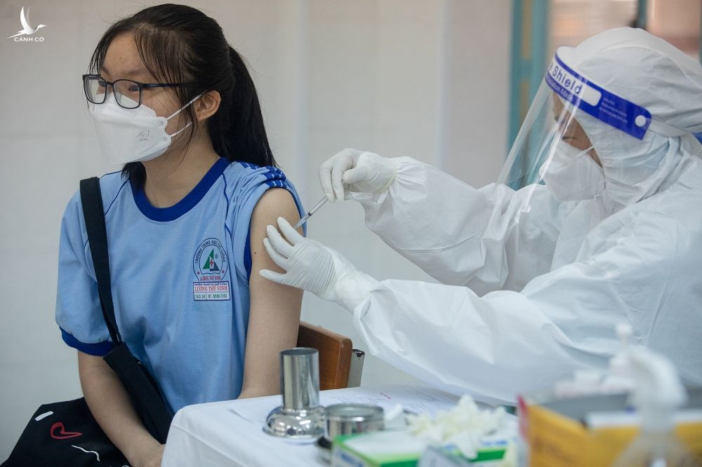 Nhân viên y tế tiêm vaccine Covid-19 cho học sinh tại trường THPT Lương Thế Vinh, quận 1, ngày 27/10. Ảnh: Thành Nguyễn