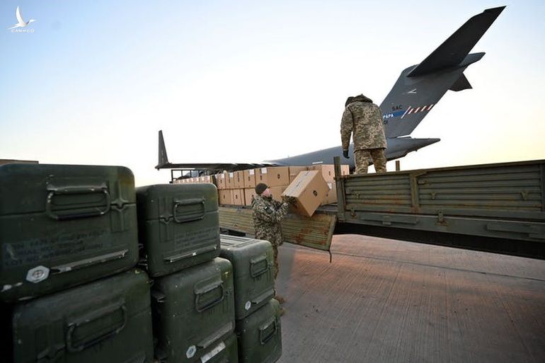 Tiết lộ cách phương Tây vận chuyển vũ khí hỗ trợ cho Ukraine - 1