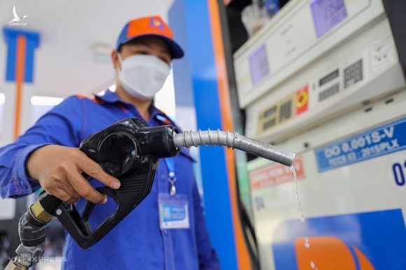 Nhân viên cây xăng tại quận 3, TP HCM đổ nhiên liệu cho khách hàng, tháng 2/2022. Ảnh: Quỳnh Trần