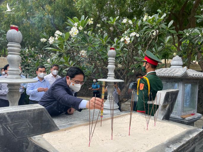 Thủ tướng Phạm Minh Chính dâng hương, hoa tại Khu tưởng niệm Chiến sĩ Gạc Ma - Ảnh 3.