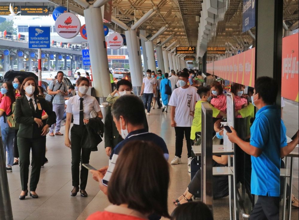 Lễ 30.4 - 1.5: Sân bay Tân Sơn Nhất đông nghẹt người về quê, đi du lịch - ảnh 1