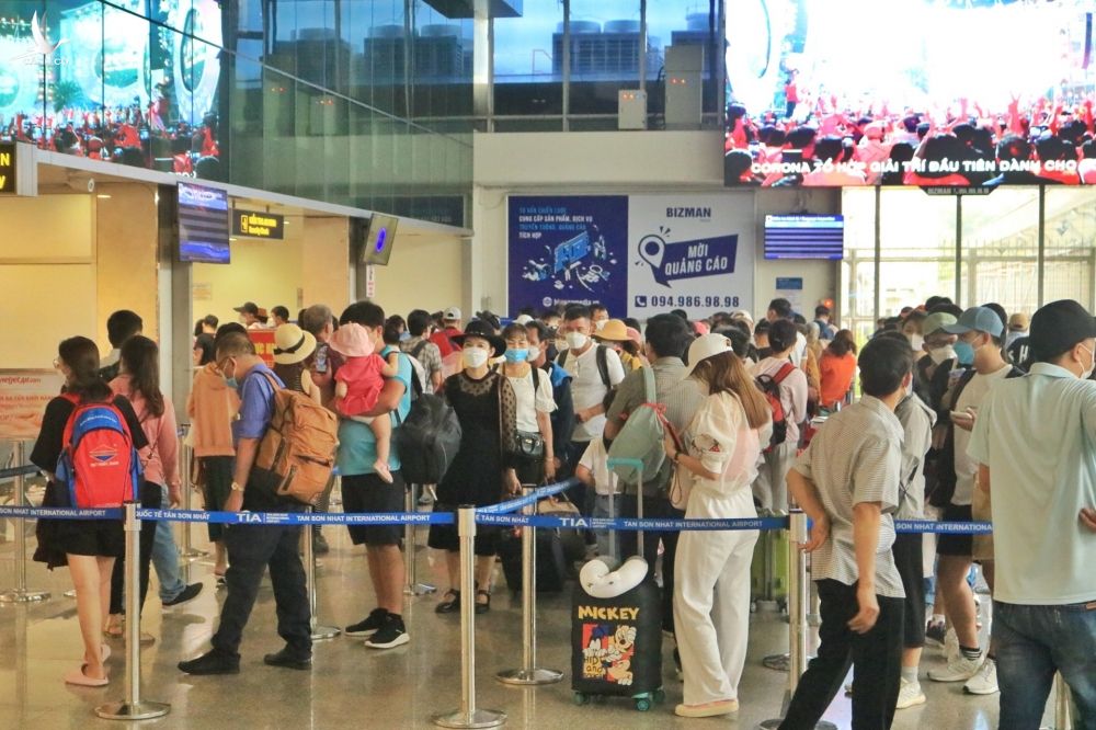 Lễ 30.4 - 1.5: Sân bay Tân Sơn Nhất đông nghẹt người về quê, đi du lịch - ảnh 3