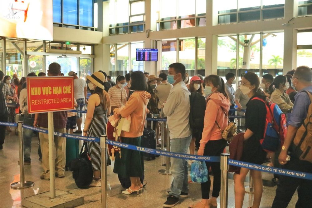 Lễ 30.4 - 1.5: Sân bay Tân Sơn Nhất đông nghẹt người về quê, đi du lịch - ảnh 5