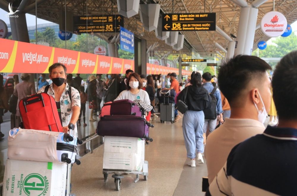 Lễ 30.4 - 1.5: Sân bay Tân Sơn Nhất đông nghẹt người về quê, đi du lịch - ảnh 10