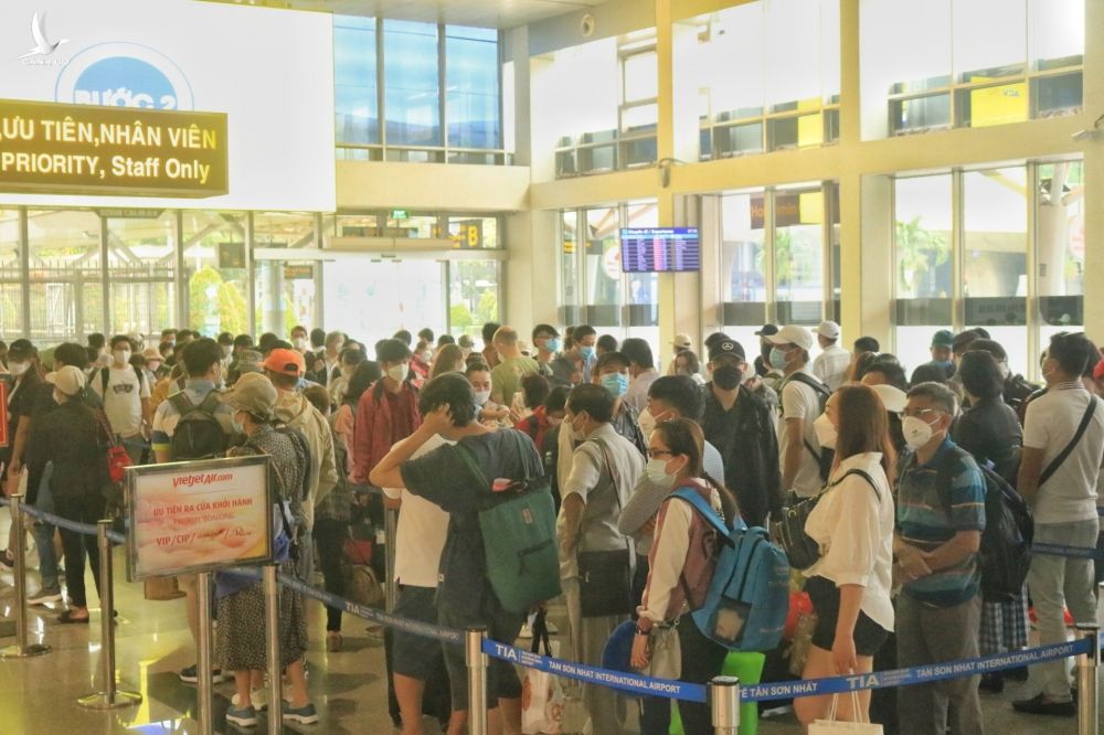 Lễ 30.4 - 1.5: Sân bay Tân Sơn Nhất đông nghẹt người về quê, đi du lịch - ảnh 6