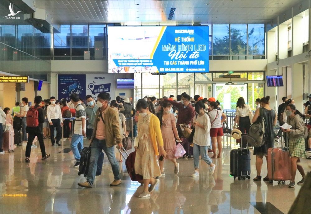 Lễ 30.4 - 1.5: Sân bay Tân Sơn Nhất đông nghẹt người về quê, đi du lịch - ảnh 7