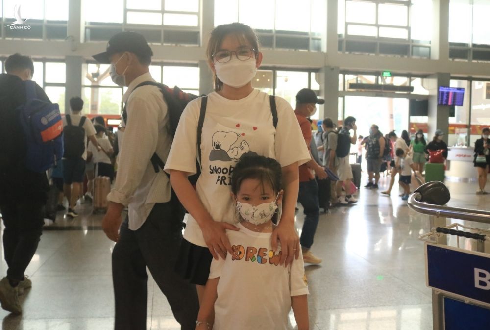 Lễ 30.4 - 1.5: Sân bay Tân Sơn Nhất đông nghẹt người về quê, đi du lịch - ảnh 8