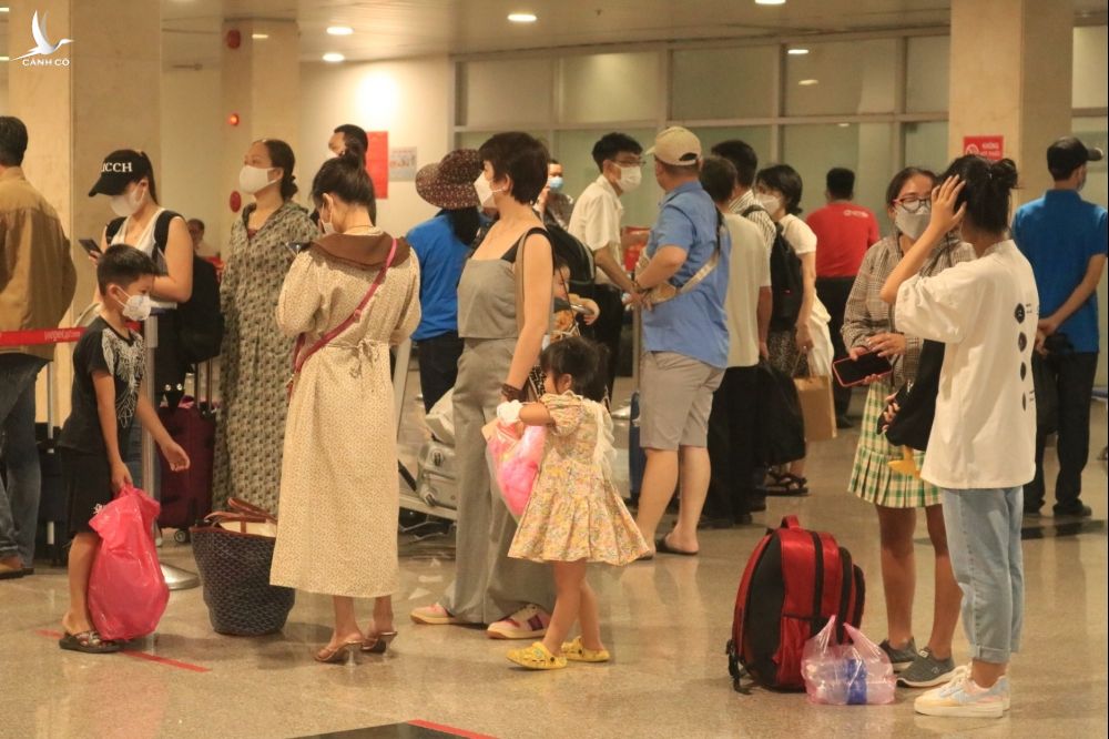 Lễ 30.4 - 1.5: Sân bay Tân Sơn Nhất đông nghẹt người về quê, đi du lịch - ảnh 9