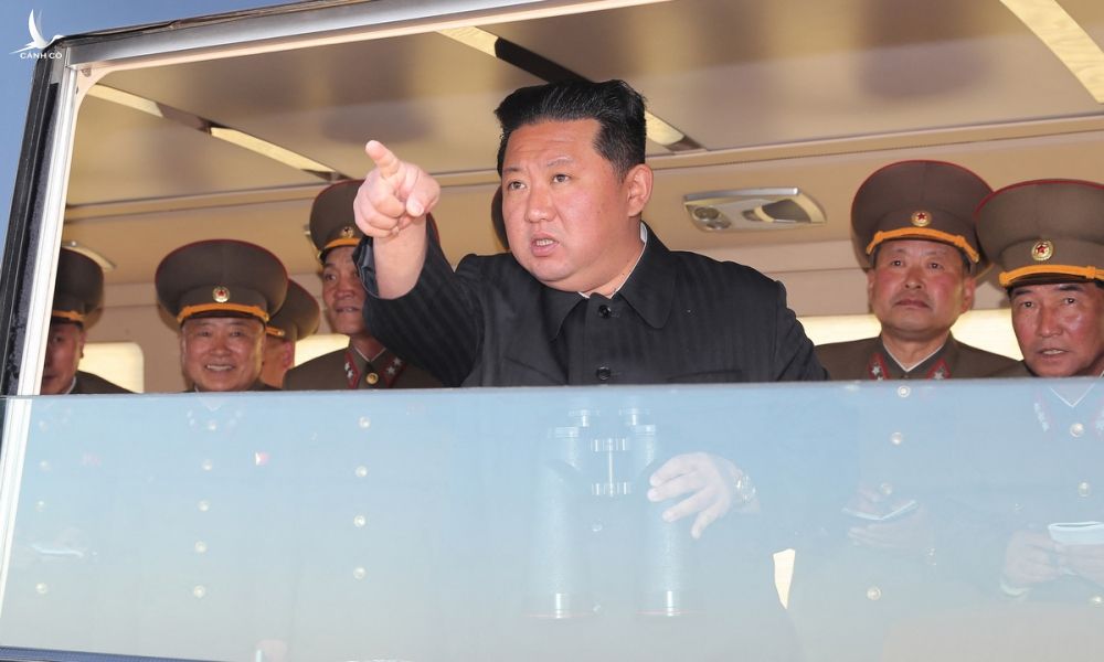 Lãnh đạo Kim Jong-un (áo đen) giám sát cuộc thử nghiệm trong ảnh công bố hôm nay. Ảnh: KCNA.