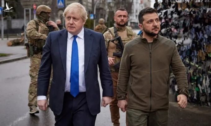 Tổng thống Ukraine Volodymyr Zelensky và Thủ tướng Anh Boris Johnson đi bộ dọc một con phố ở Kiev sau cuộc gặp ngày 9/4. Ảnh: Reuters.