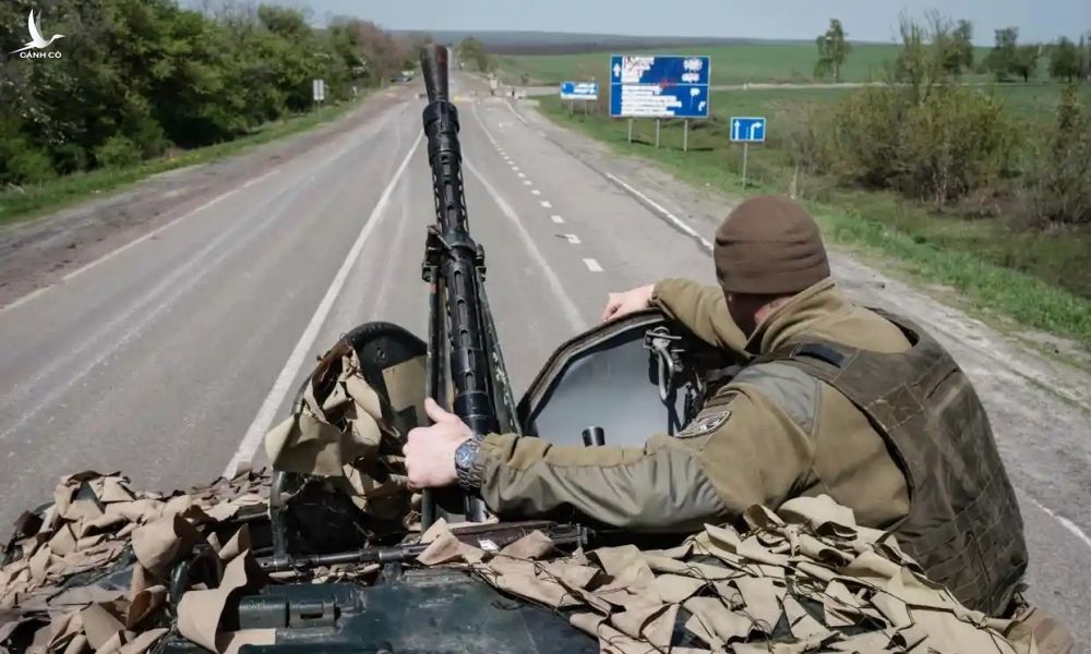 Một người lính Ukraine ngồi trên xe bọc thép trên con đường gần Sloviansk, miền đông Ukraine hôm 26/4. Ảnh: AFP.