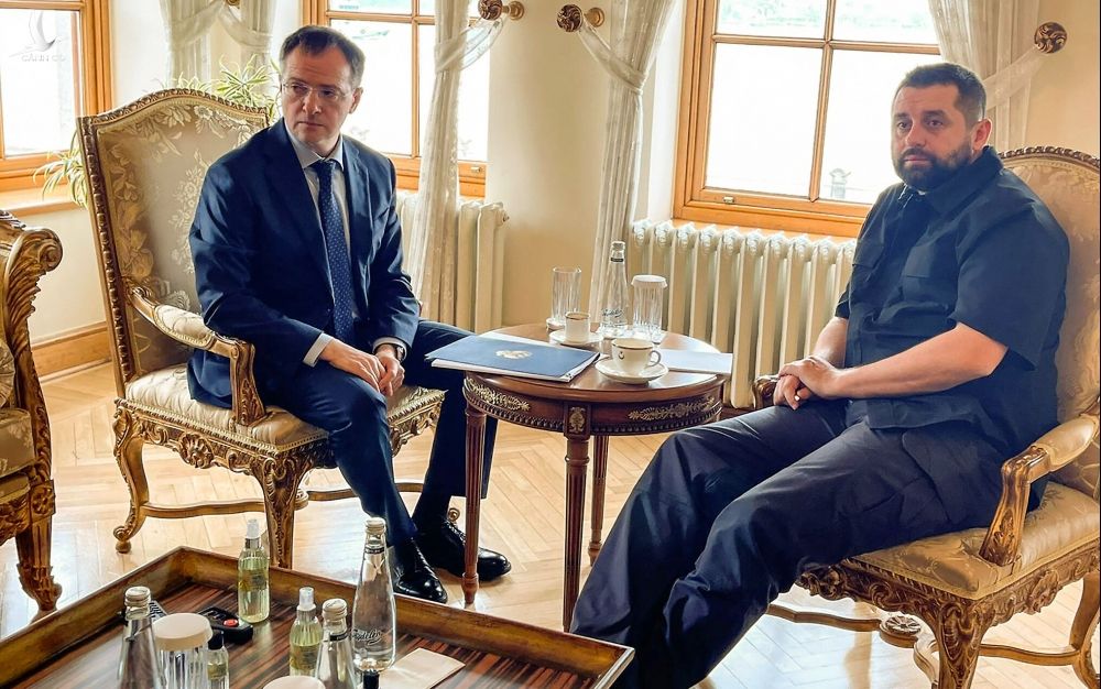 Nhà đàm phán Ukraine David Arakhamia (phải) và trợ lý tổng thống Nga Vladimir Medinsky trong cuộc đàm phán tại Istanbul, Thổ Nhĩ Kỳ hôm 29/3. Ảnh: AP.