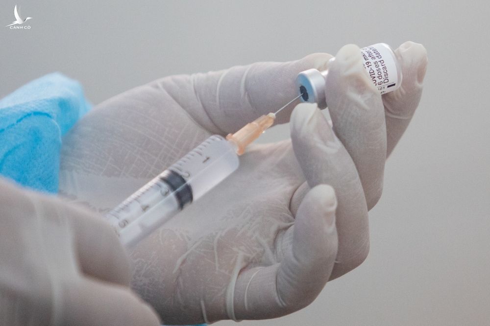 Nhân viên y tế chuẩn bị liều tiêm vaccine Pfizer-BioNtech cho học sinh TP HCM. Ảnh: Thành Nguyễn