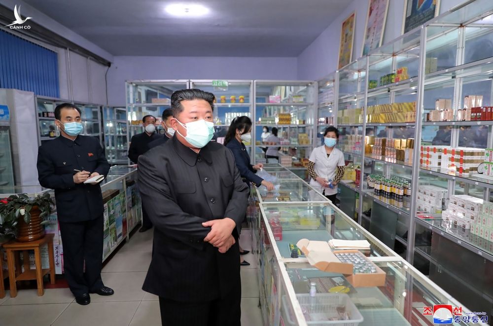 Lãnh đạo Triều Tiên Kim Jong-un kiểm tra một hiệu thuốc ở thủ đô Bình Nhưỡng hôm 15/5. Ảnh: KCNA.