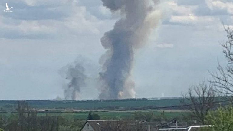 Nổ liên tiếp tại thành phố Nga giáp Ukraine, cơ sở quân sự bốc cháy - 1