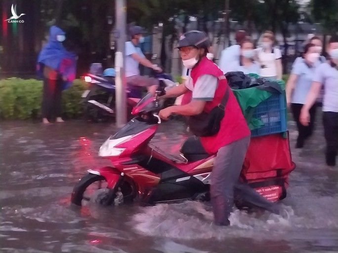 Cận cảnh xe cộ bơi qua đường Hồ Học Lãm - TP HCM - Ảnh 5.