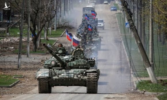 Xe tăng và thiết giáp của lực lượng ly khai thân Nga di chuyển trên đường phố Mariupol, phía đông Ukraine vào giữa tháng 4. Ảnh: Reuters.