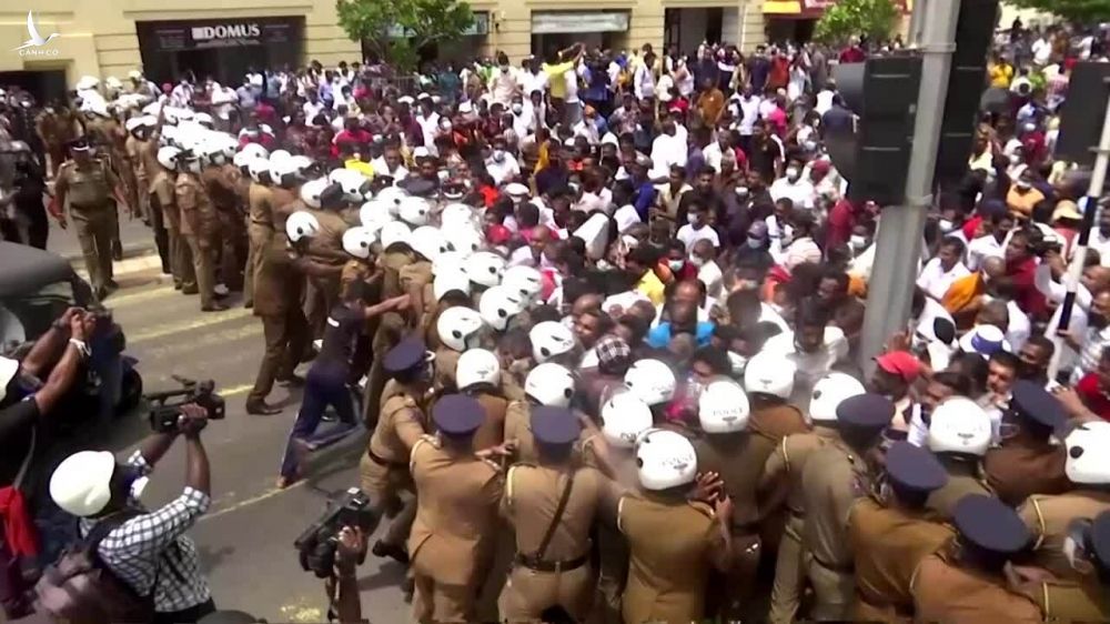 Người ủng hộ đảng cầm quyền Sri Lanka tấn công người phản đối