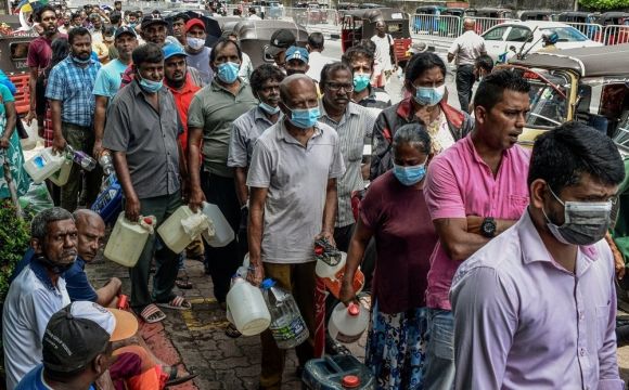 Toàn cảnh Sri Lanka: Bắt đầu giai đoạn khó khăn bậc nhất, cả nghìn người xếp hàng mua gas