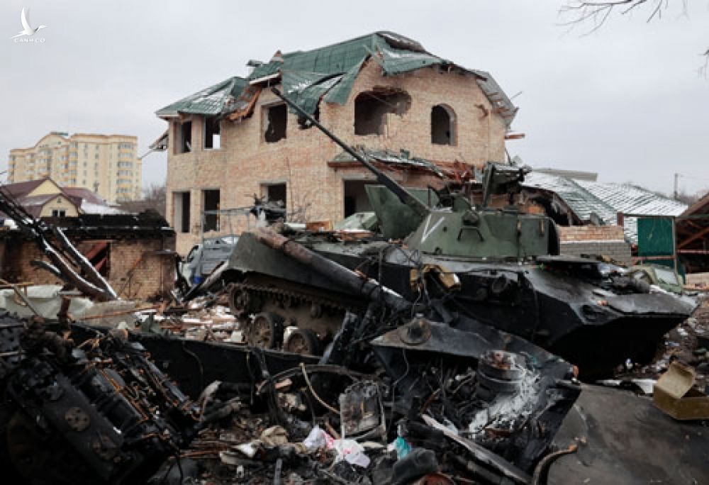 Một thiết giáp bị phá hủy trên đường phố của thành phố Bucha thuộc vùng Kiev ngày 1/3. Ảnh: Reuters
