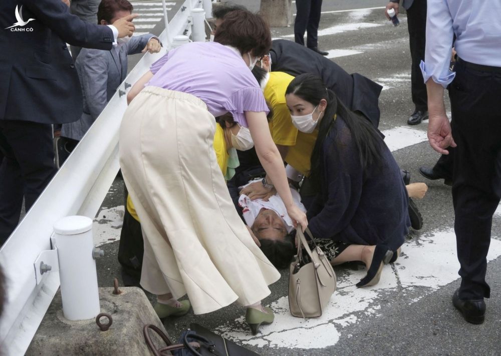 NÓNG: Cựu Thủ tướng Nhật Shinzo Abe đổ gục vì bị bắn vào ngực - ảnh 1