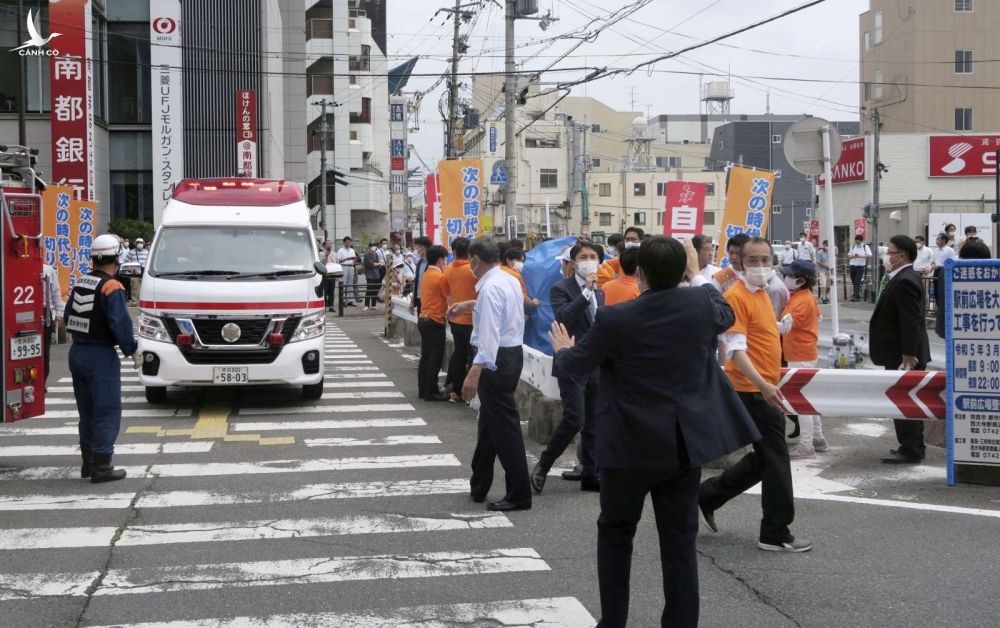 NÓNG: Cựu Thủ tướng Nhật Shinzo Abe đổ gục vì bị bắn vào ngực - ảnh 2