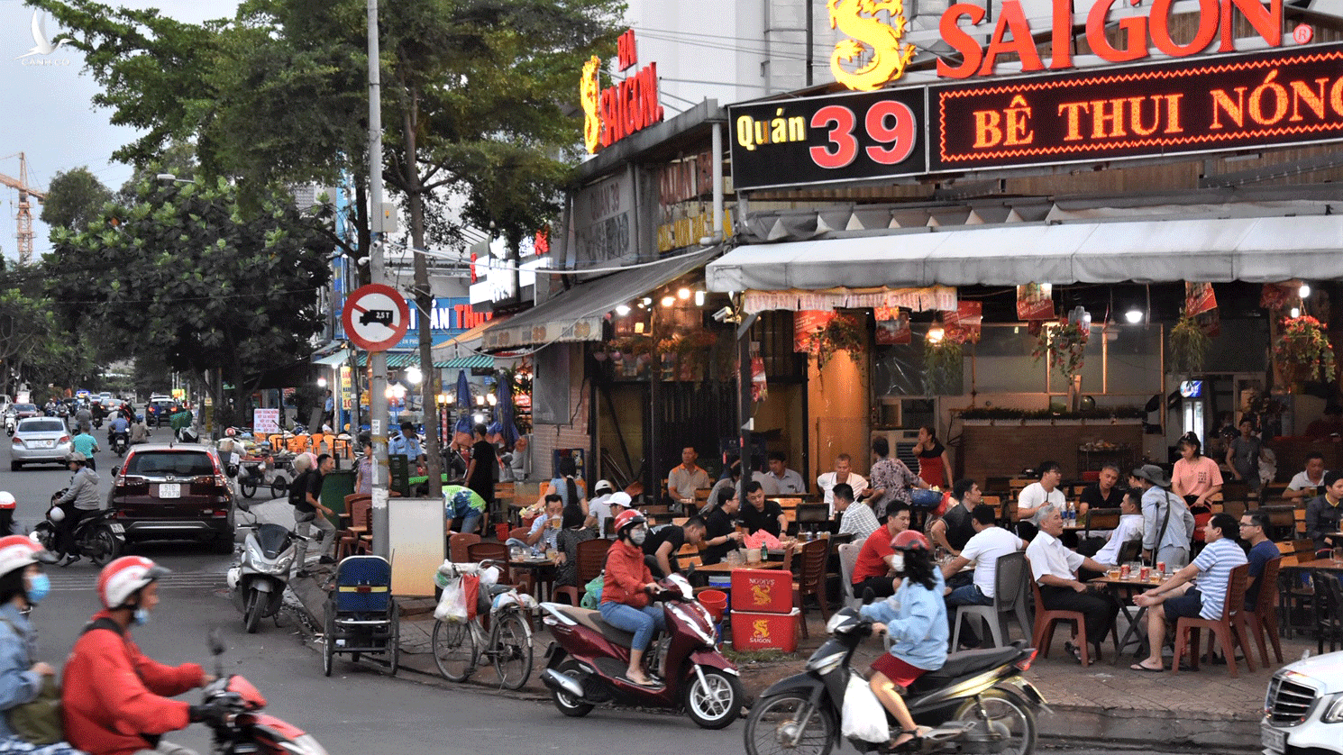 Nhiều quán nhậu trên trục đường Song Hành (phường An Phú, quận 2, TPHCM) đua nhau lấn chiếm vỉa hè, lòng lề đường.