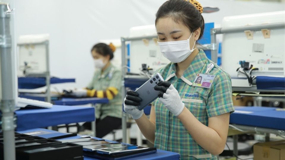 Công nhân lắp ráp điện thoại thông minh tại Samsung Electronics Việt Nam, tỉnh Thái Nguyên.