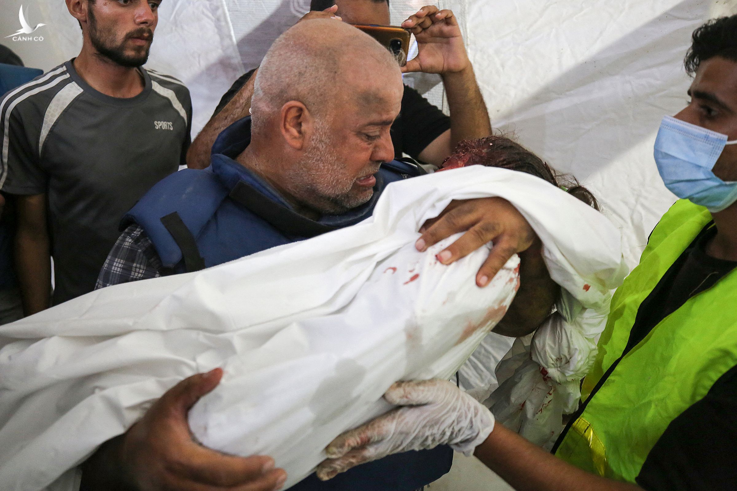 Nhà báo Wael al-Dahdouh ôm xác con tại bệnh viện al-Aqsa, Dải Gaza, ngày 25/10.