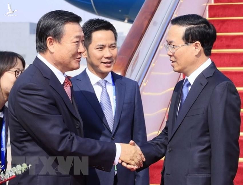 Bộ trưởng Bộ Nhà ở và Xây dựng đô thị, nông thôn Trung Quốc Nghê Hồng đón Chủ tịch nước Võ Văn Thưởng tại Sân bay Bắc Kinh.