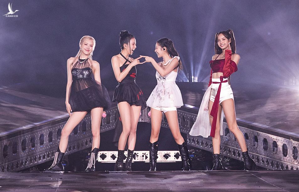 Từ trái sang: Rosé, Jisoo, Jennie, Lisa trong concert ở Hà Nội. 