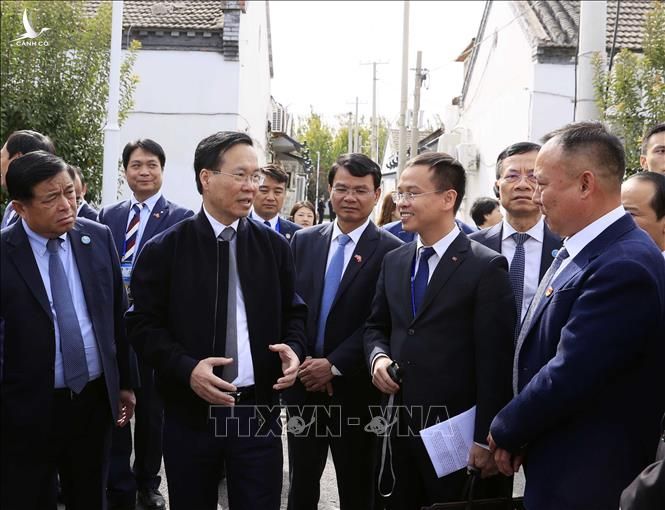 Chủ tịch nước thăm mô hình điển hình xây dựng nông thông mới tại thôn Tiểu Lỗ, xã Hắc Trang, quận Triều Dương.