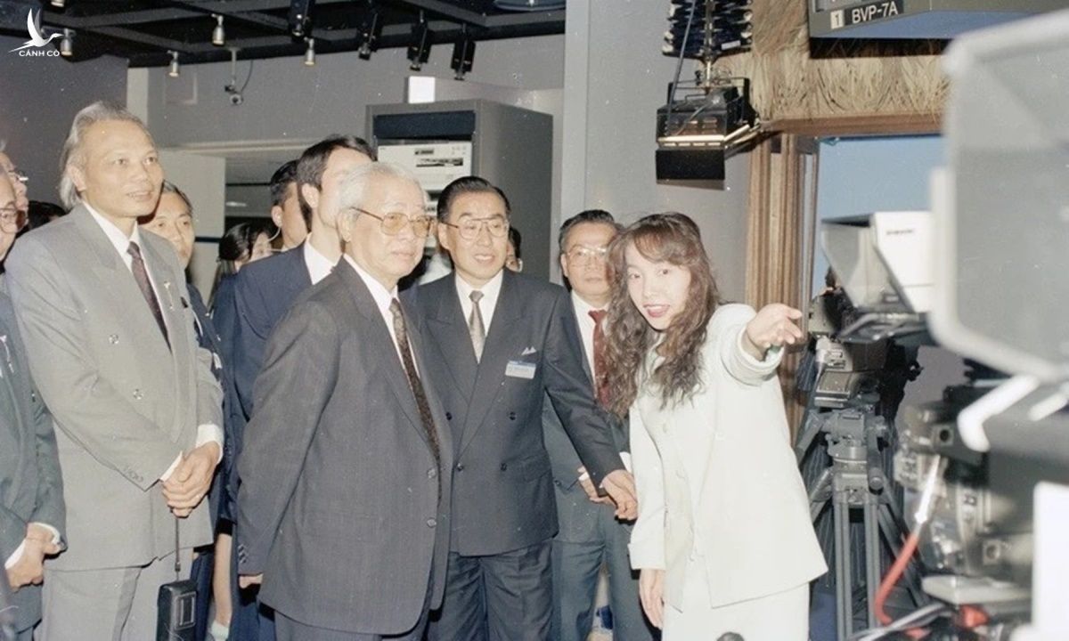 Thủ tướng Võ Văn Kiệt tham quan triển lãm của Sony nhân chuyến thăm chính thức Nhật Bản năm 1993.