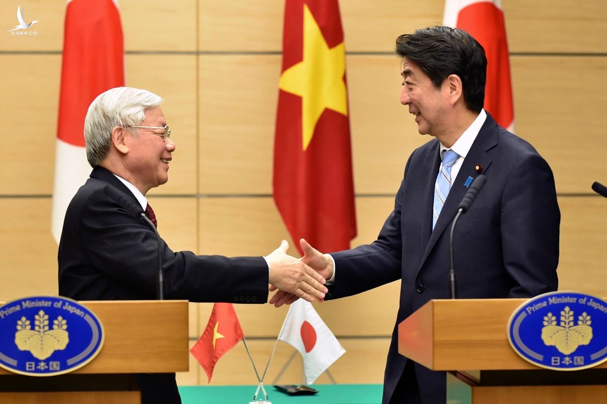 Tổng bí thư Nguyễn Phú Trọng bắt tay Thủ tướng Shinzo Abe trong chuyến thăm chính thức Nhật Bản tháng 9/2015.