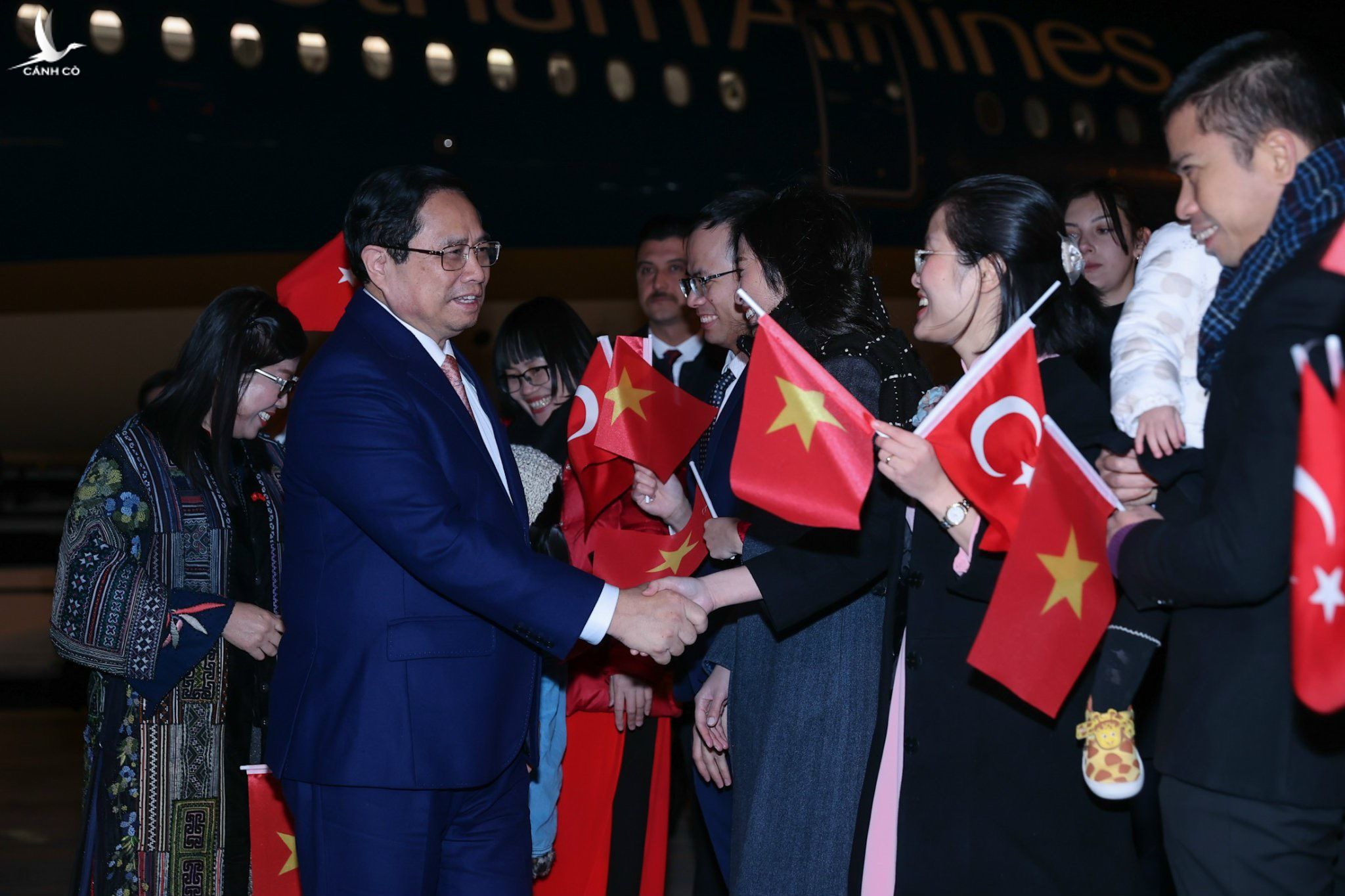 Thủ tướng Phạm Minh Chính và phu nhân đến sân bay Esenboga, Thổ Nhĩ Kỳ ngày 28/11.