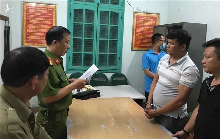 Cơ quan điều tra Công an tỉnh Thái Bình tống đạt quyết định khởi tố và lệnh bắt với Phạm Minh Cường (biệt danh Cường "quắt") vào năm 2022.